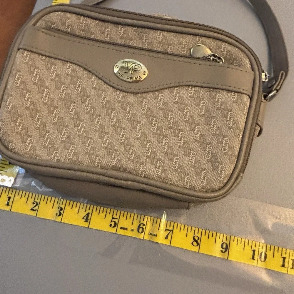 Vintage Via Prima Tan Crossbody Purse Handbag Bag Leather Zipper Pockets Clean - Picture 12 of 13